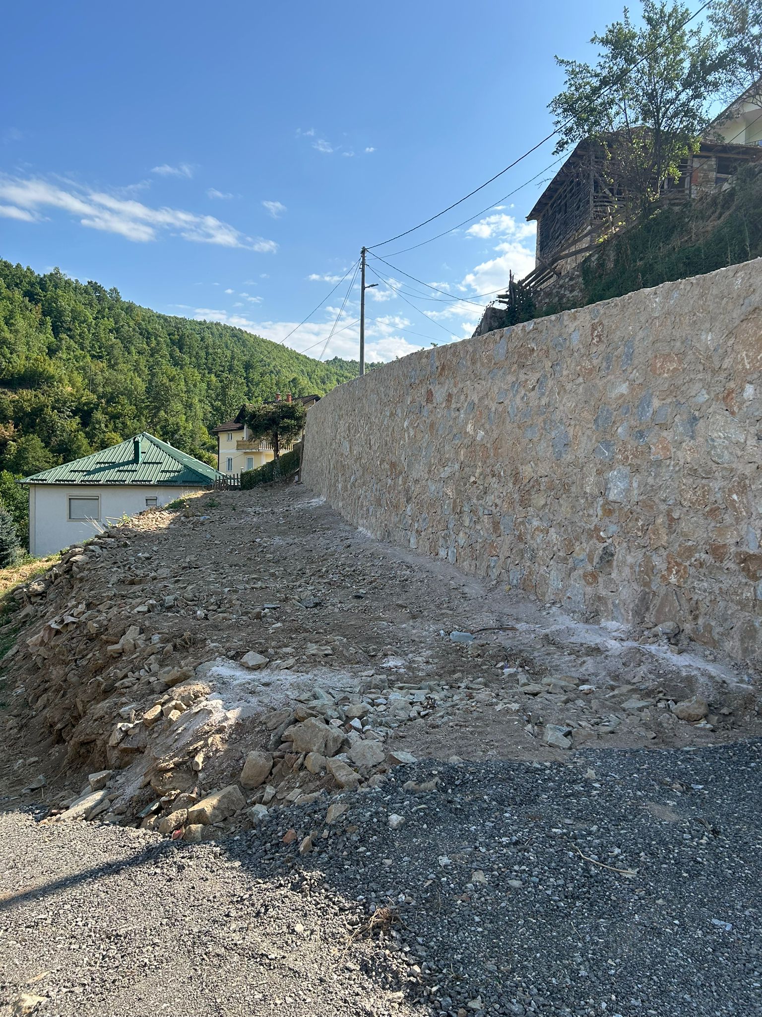 31_07_2025_Muri te rruga ne Sermnove_2